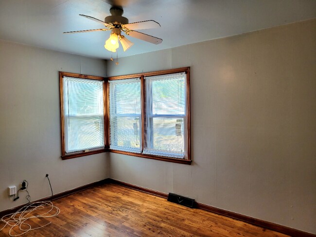 Building Photo - 930 N Battin St