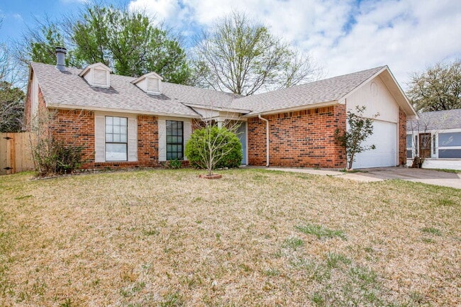 Foto del edificio - Beautiful 3-Bedroom Home Near Dining and Shopping with Spacious Backyard