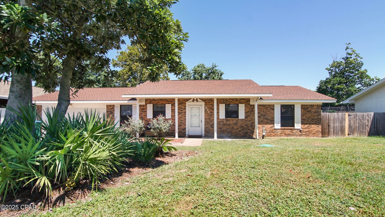 Primary Photo - 807 White Oak Ct
