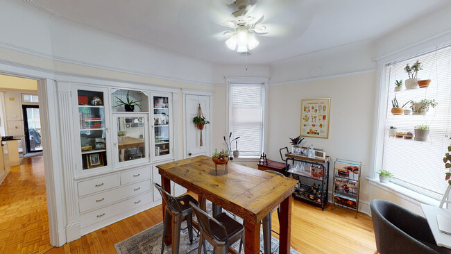 Building Photo - 3043 N Kenmore Ave