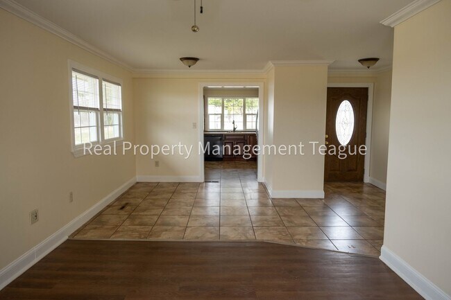Building Photo - Cozy Single Family Home