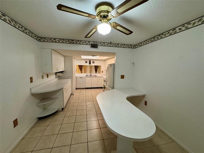 Building Photo - 604 N University Dr