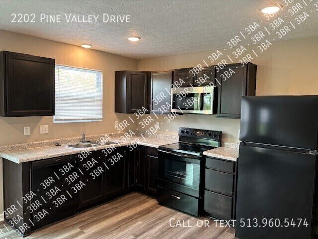 Building Photo - 2202 Pine Valley Dr
