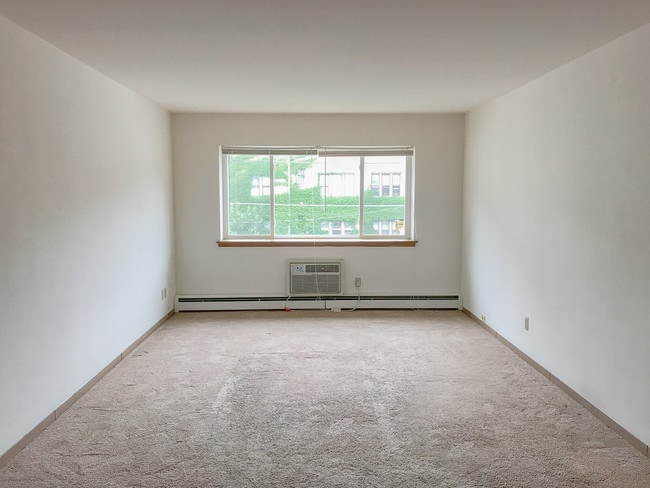 Building Photo - 2424 E Webster Pl