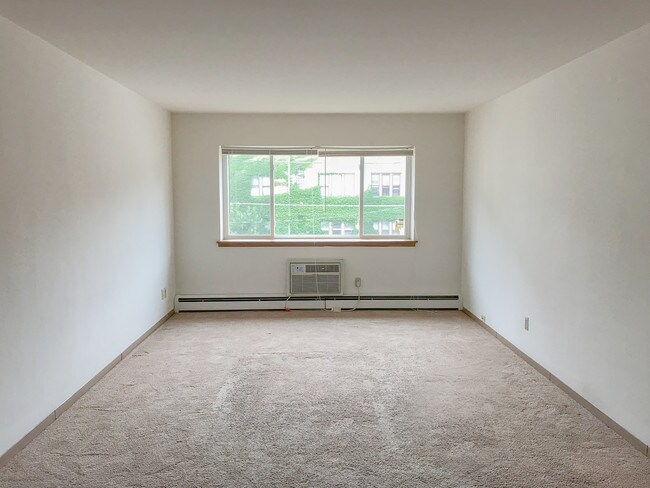 Foto del edificio - 2424 E Webster Pl