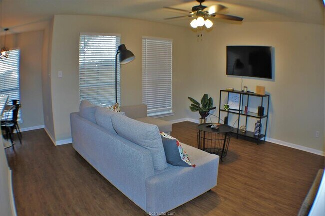 Building Photo - 1205 Oney Hervey Dr