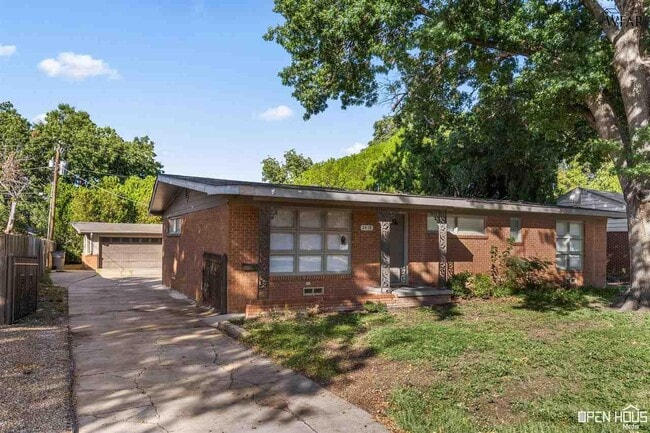 Building Photo - 2418 Hampstead Ln