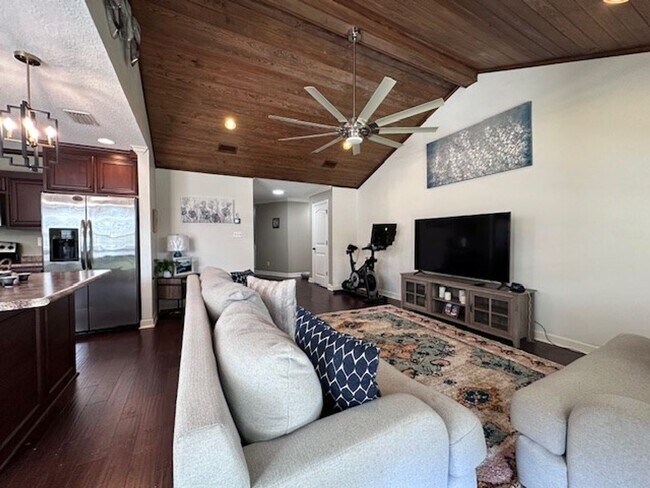 Foto del edificio - Charming 3BR/2BA Home with Vaulted Wood Ceiling, Island Kitchen & Privacy Fence – Nelson Hill Sub...