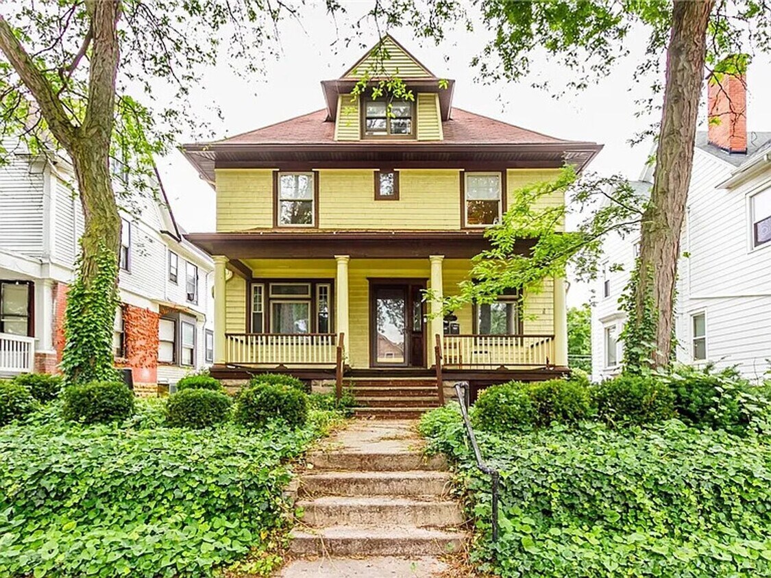 Primary Photo - 209 S Goodman St