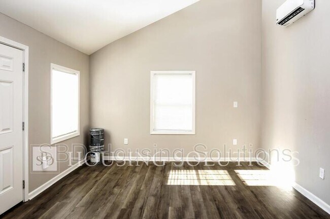 Building Photo - 1403 S Hedges Ave