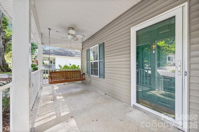 Building Photo - 215 6th St