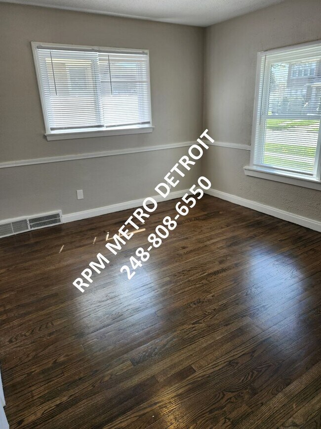 Foto del edificio - JUST RENOVATED EAST SIDE DETROIT HOME