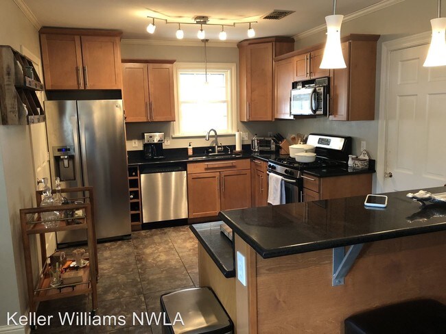 Building Photo - 3 br, 2 bath House - 105 Leo