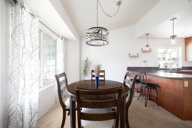 Foto del edificio - Cozy 3-Bedroom Home Just Walking Distance ...