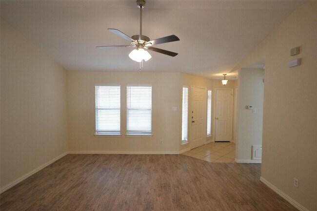Building Photo - 3 Bedroom 2 Bath in Cedar Park Town Center