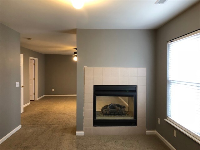 Foto del edificio - 1010 Tanyard Springs Dr