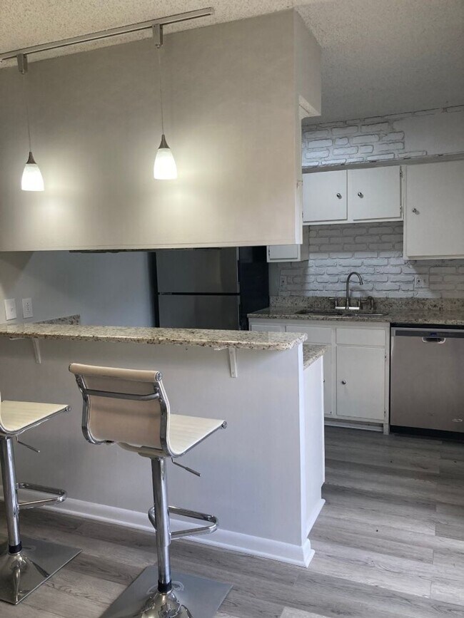 Foto del edificio - Renovated and Affordable Bellevue Condo