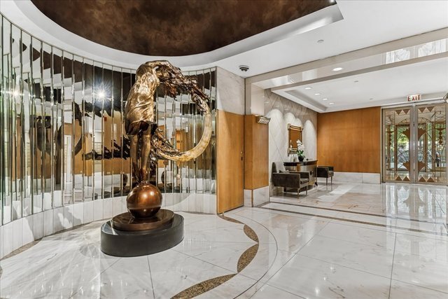 Building Photo - 111 E Chestnut St