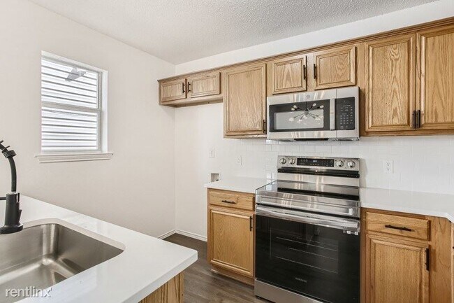Foto del edificio - 3 br, 2.5 bath House - 2103 Yucatan Plaza ...