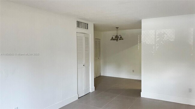 Foto del edificio - 10740 N Kendall Dr