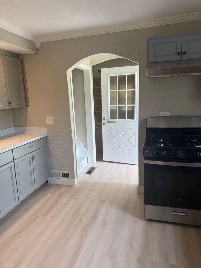 Building Photo - Adorable 4 Bed 1 bath Baldwinsville Cottage