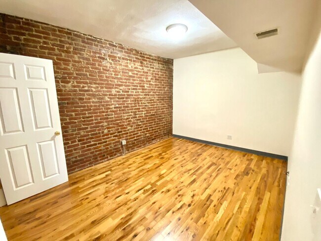 Building Photo - PRICE DROP - Mission Hill 3bed / 1bath on ...