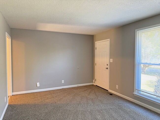 Foto del edificio - 3 Bedroom/1 Bath near shopping off Wilma R...