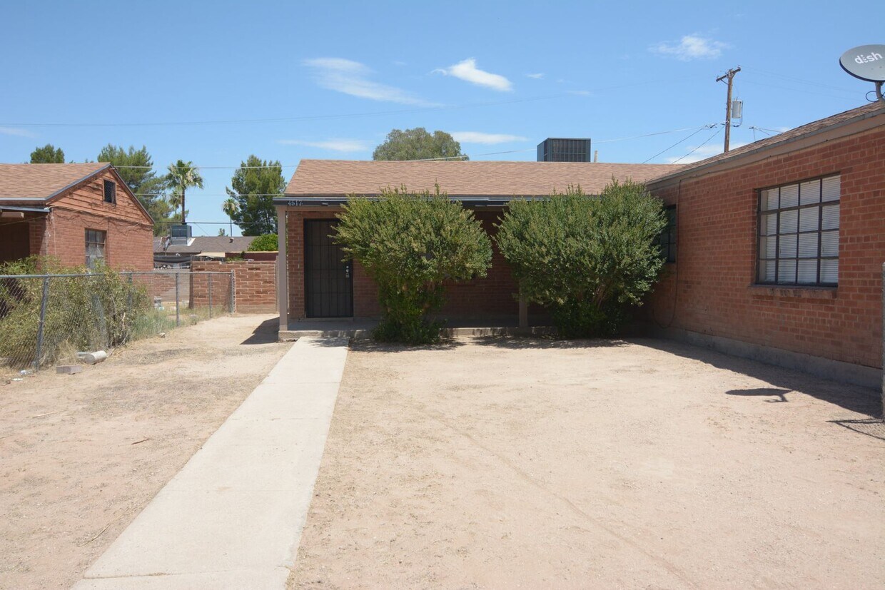 Primary Photo - Charming 3 Bedroom 1 Bath Duplex! Central ...