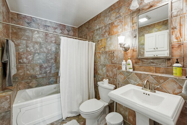 Building Photo - 10918 Listi Dr
