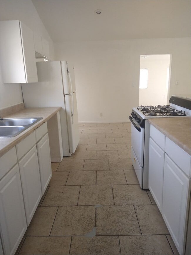 Building Photo - Nice and Quite 1 bedroom 1 bath with Bonus...