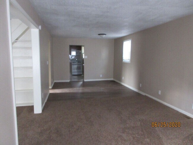Building Photo - 2625 Saint Marys Spacious Updated 5 Bedroo...
