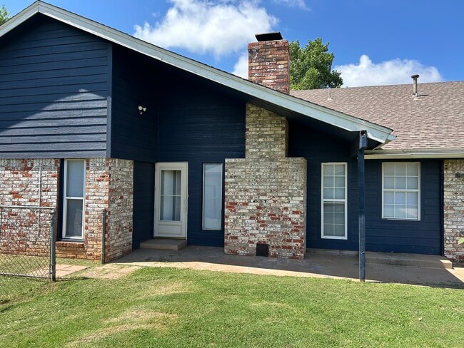 Building Photo - 607 N Robin Way