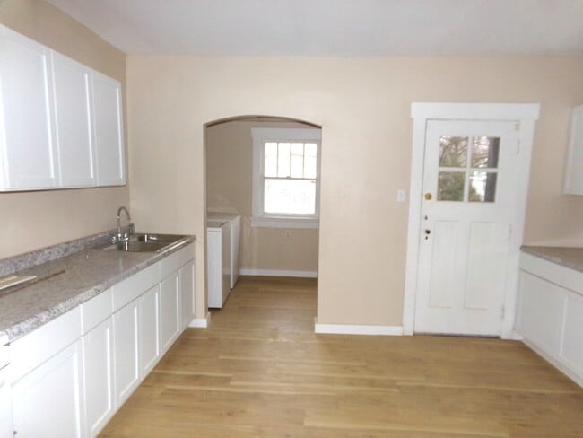 Building Photo - 3 Bed 1 Bath Home in Walnut Hills neighbor...