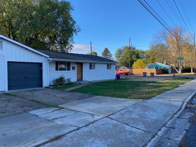 Primary Photo - 1673 W Victory Rd