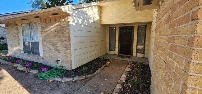 Foto del edificio - 16755 Maplemont Dr