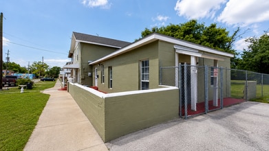 Building Photo - 1049 Pippin St