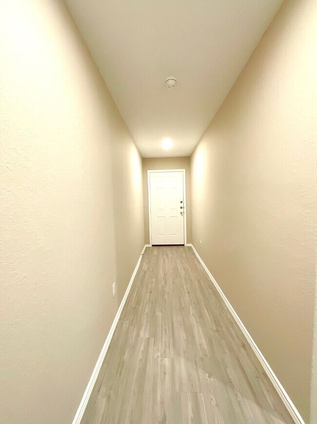 Foto del edificio - **APPLICATION RECEIVED** **MOVE IN SPECIAL** Spacious 4 Bedroom Home With Garage & Fenced Backyar...