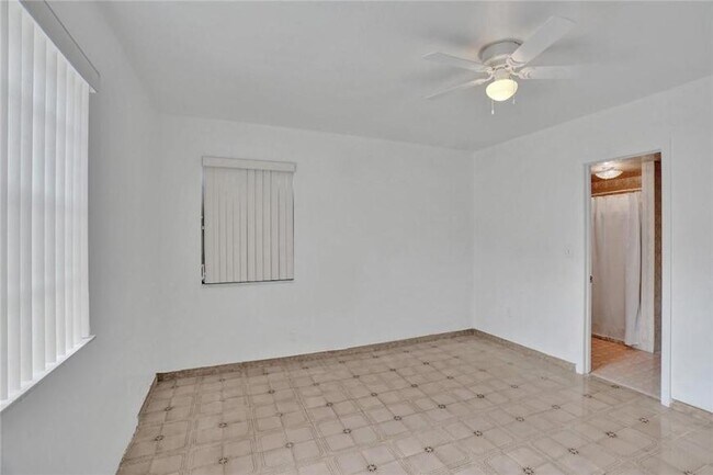 Building Photo - 3 bedroom in Hollywood FL 33024