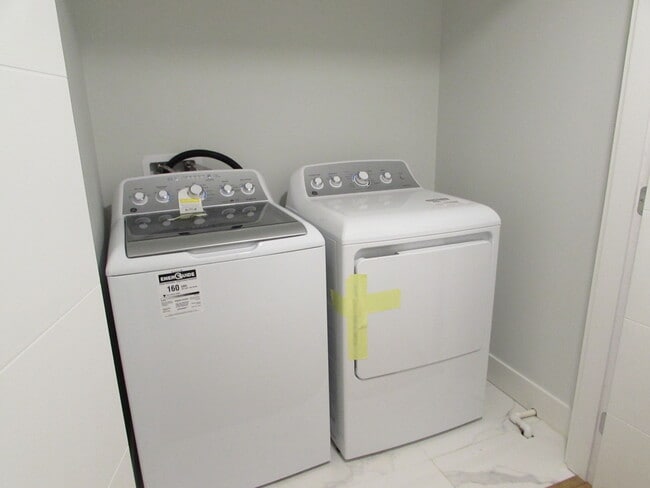 Building Photo - 263 Golden Oaks Cres