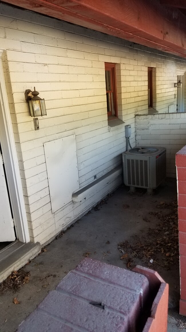 Building Photo - 2752 University Ave