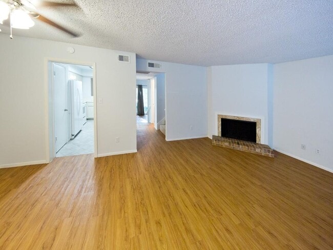 Building Photo - 6534 E Hill Dr