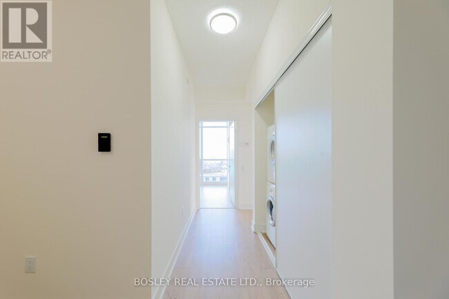 Photo du bâtiment - 30 Roehampton Ave