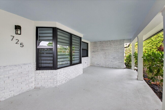 Building Photo - 725 Heron Dr