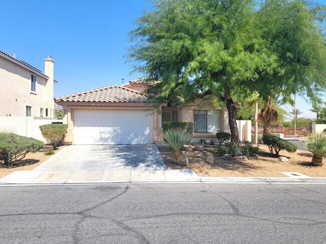 Building Photo - BEAUTIFUL 3 BDRM, 2 BATH ON LARGE CORNER L...
