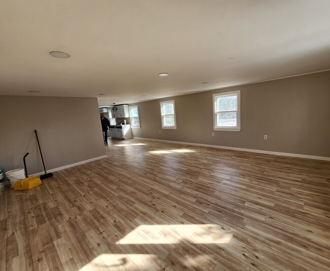 Very large Living area open to Kit/Din - 176 US Route 1