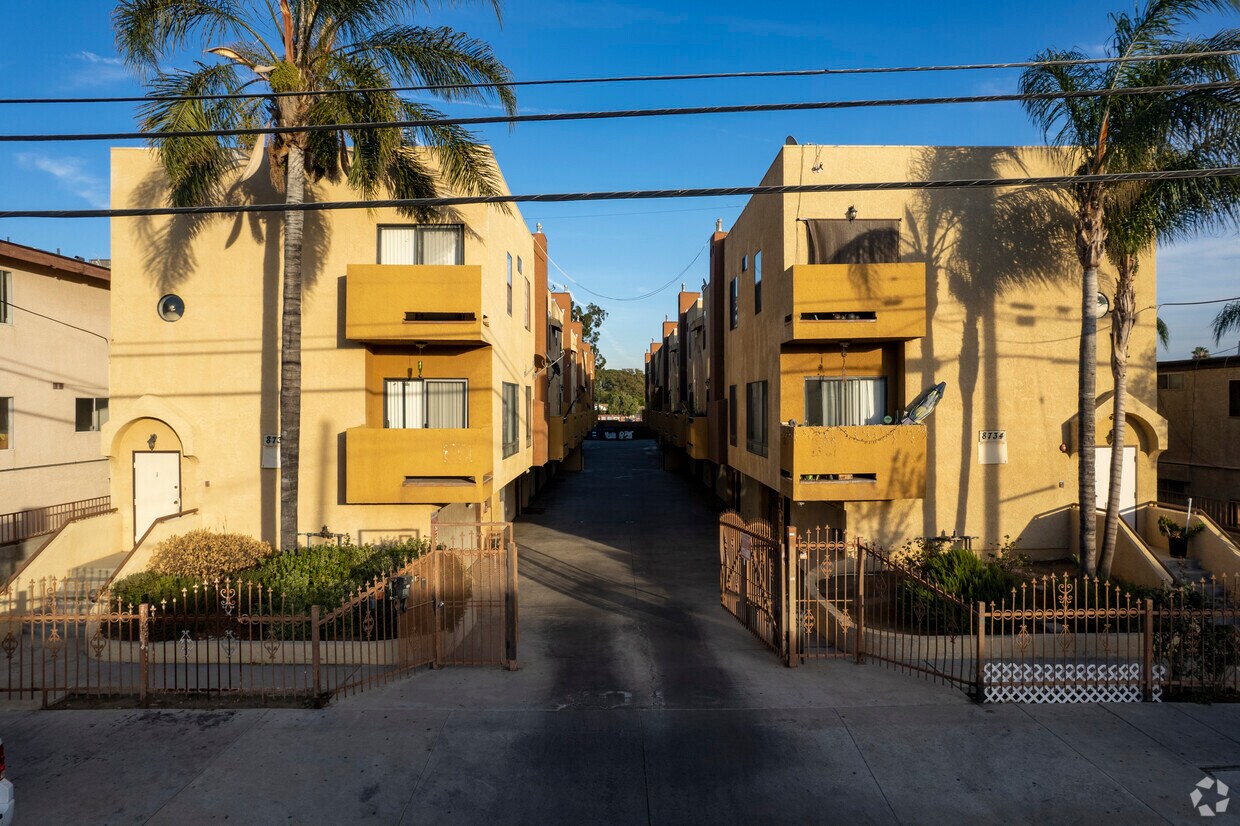Foto del edificio - 8734-8736 Burnet Ave