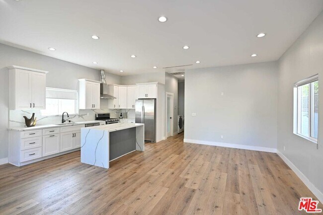 Foto del edificio - 6961 Balcom Ave