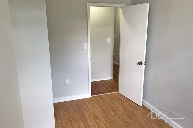 Building Photo - Wonderful Junior 1 Bedroom in Bushwick!