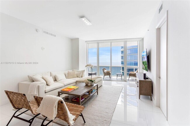 Building Photo - 15811 Collins Ave