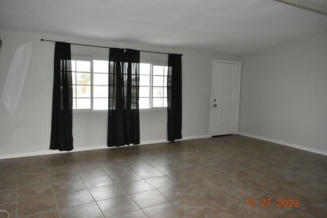 Building Photo - Modern Living in California City
